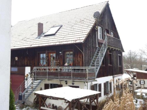 una grande casa di legno con tetto a padiglione di Ferienhof Haus Sulztal a Berching
