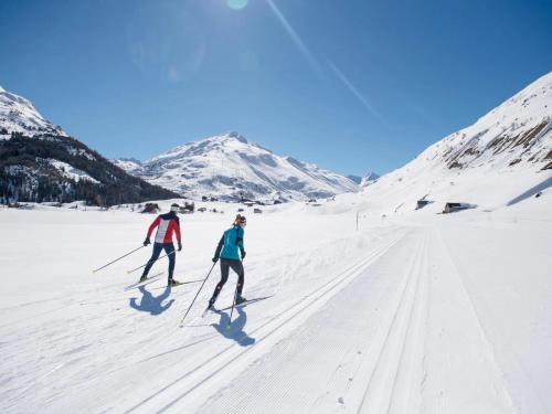 two people cross country skiing in the snow at Hotel Sternen in Gurtnellen