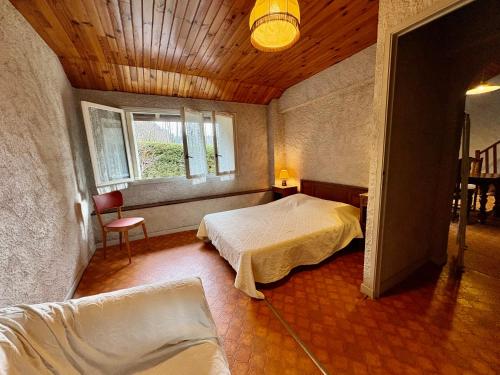 Maison Usclade Murat-le-Quaire في Murat-le-Quaire: غرفة نوم بها سرير ونافذة