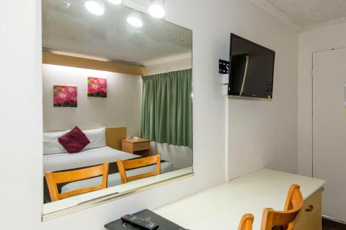 TV a/nebo společenská místnost v ubytování Coral Sands Motel