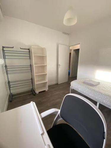 ღ Le Quai - T3 Proche Centre Ville & Gare في دويه: غرفة فارغة بها مكتب وكرسي