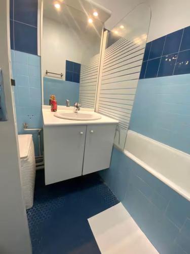 ღ Le Quai - T3 Proche Centre Ville & Gare في دويه: حمام مع حوض أبيض ومرآة