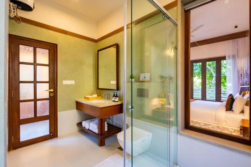 ein Badezimmer mit Dusche, Toilette und Waschbecken in der Unterkunft Viresco by Alaya Stays in Thūr