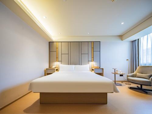 Giường trong phòng chung tại JI Hotel Chengdu Shuangliu Airport