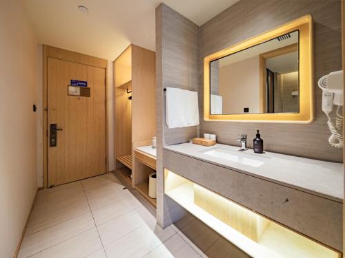 Giường trong phòng chung tại JI Hotel Chengdu Shuangliu Airport