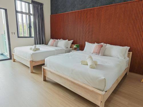 Un dormitorio con dos camas con sábanas blancas. en Reflexion Puchong Private Pool Villa Group-Friendly, en Cyberjaya
