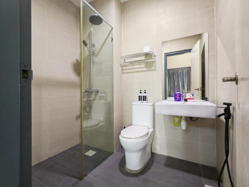 Un baño con inodoro, lavabo y ducha. en Reflexion Puchong Private Pool Villa Group-Friendly, en Cyberjaya
