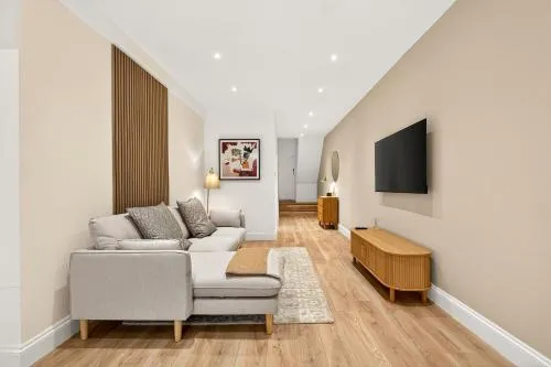 Stunning 2 Bedroom Apartments - City Centre Location, Free WiFi, Free Parking, Spacious Accommodation, Comfort and Style, Freshly Rennovated photo 3