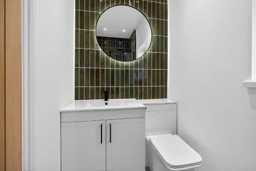 Stunning 2 Bedroom Apartments - City Centre Location, Free WiFi, Free Parking, Spacious Accommodation, Comfort and Style, Freshly Rennovated photo 12
