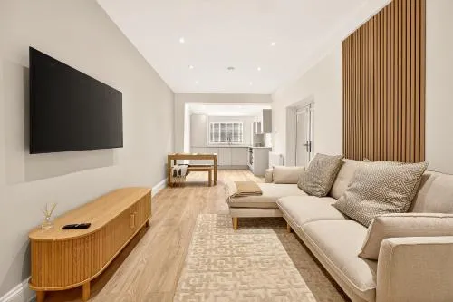 Stunning 2 Bedroom Apartments - City Centre Location, Free WiFi, Free Parking, Spacious Accommodation, Comfort and Style, Freshly Rennovated photo 4