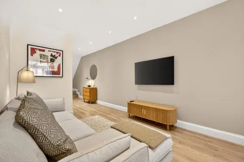 Stunning 2 Bedroom Apartments - City Centre Location, Free WiFi, Free Parking, Spacious Accommodation, Comfort and Style, Freshly Rennovated photo 16