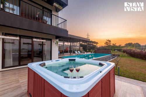 La alberca dentro o cerca de StayVista at La Mer - Pool, Lawn & BBQ