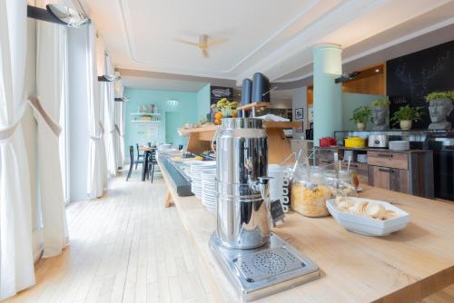 Kuchyň nebo kuchyňský kout v ubytování Garner Hotel Friedrichshafen by IHG