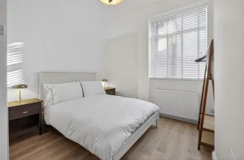 Stunning 2 Bedroom Apartments - City Centre Location, Free WiFi, Free Parking, Spacious Accommodation, Comfort and Style, Freshly Rennovated photo 7
