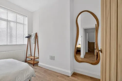 Stunning 2 Bedroom Apartments - City Centre Location, Free WiFi, Free Parking, Spacious Accommodation, Comfort and Style, Freshly Rennovated photo 9
