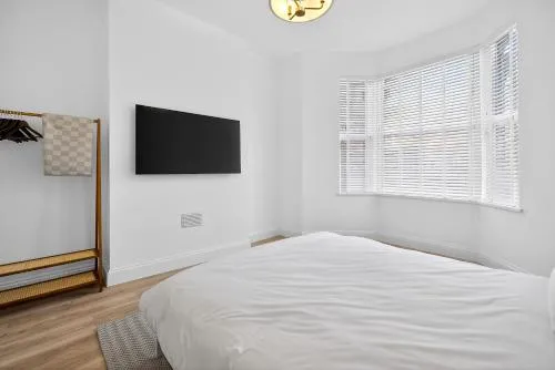 Stunning 2 Bedroom Apartments - City Centre Location, Free WiFi, Free Parking, Spacious Accommodation, Comfort and Style, Freshly Rennovated photo 17