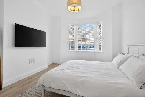 Stunning 2 Bedroom Apartments - City Centre Location, Free WiFi, Free Parking, Spacious Accommodation, Comfort and Style, Freshly Rennovated photo 6