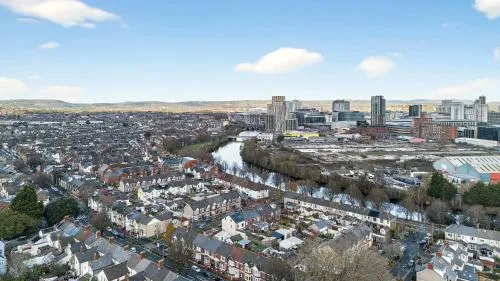 Stunning 2 Bedroom Apartments - City Centre Location, Free WiFi, Free Parking, Spacious Accommodation, Comfort and Style, Freshly Rennovated photo 22