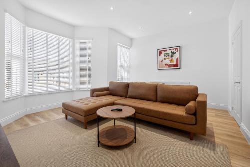 Stunning 2 Bedroom Apartments - City Centre Location, Free WiFi, Free Parking, Spacious Accommodation, Comfort and Style, Freshly Rennovated photo 36