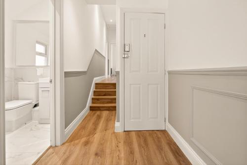 Stunning 2 Bedroom Apartments - City Centre Location, Free WiFi, Free Parking, Spacious Accommodation, Comfort and Style, Freshly Rennovated photo 28