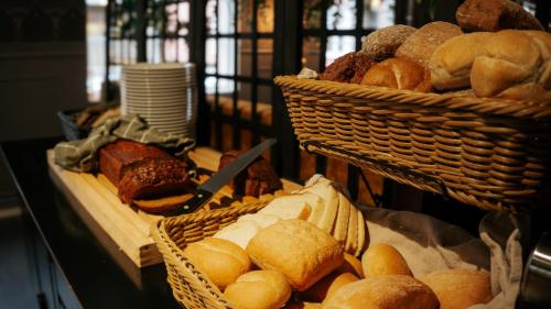 una panadería con cestas de pan y repostería en exposición en Hotell Boras, BW Signature Collection, en Borås