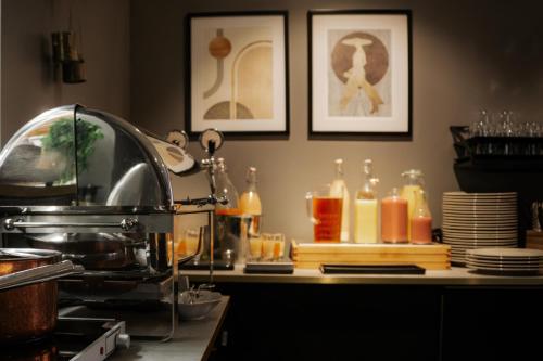 cocina con fregadero y barra con platos en Hotell Boras, BW Signature Collection, en Borås