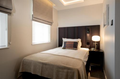 Postel nebo postele na pokoji v ubytování The Hobson Cambridge by Adina