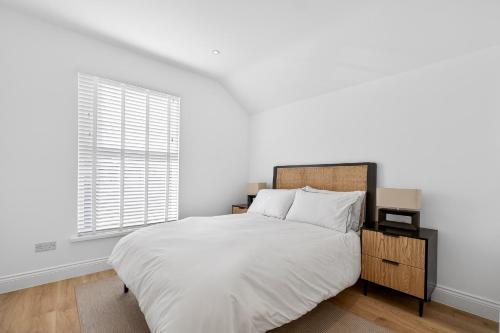Stunning 2 Bedroom Apartments - City Centre Location, Free WiFi, Free Parking, Spacious Accommodation, Comfort and Style, Freshly Rennovated photo 26