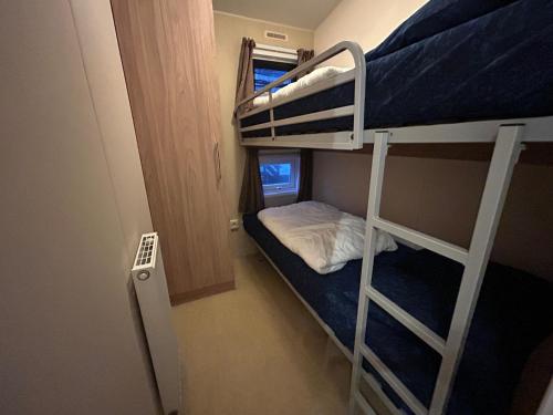 una piccola stanza con due letti a castello di Chalet 240 a Petten