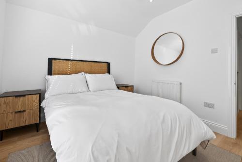 Stunning 2 Bedroom Apartments - City Centre Location, Free WiFi, Free Parking, Spacious Accommodation, Comfort and Style, Freshly Rennovated photo 35