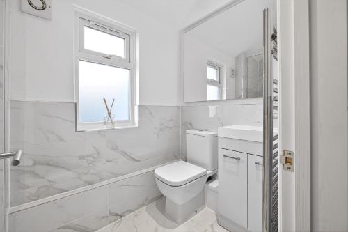 Stunning 2 Bedroom Apartments - City Centre Location, Free WiFi, Free Parking, Spacious Accommodation, Comfort and Style, Freshly Rennovated photo 31