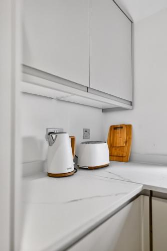 Stunning 2 Bedroom Apartments - City Centre Location, Free WiFi, Free Parking, Spacious Accommodation, Comfort and Style, Freshly Rennovated photo 39