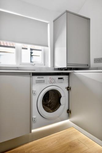 Stunning 2 Bedroom Apartments - City Centre Location, Free WiFi, Free Parking, Spacious Accommodation, Comfort and Style, Freshly Rennovated photo 40