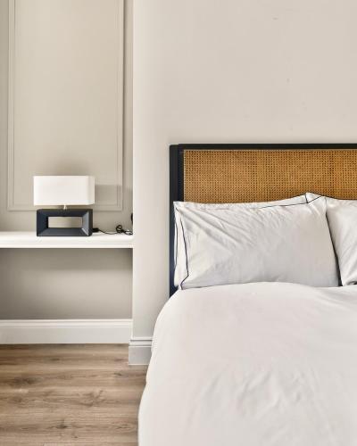 Stunning 2 Bedroom Apartments - City Centre Location, Free WiFi, Free Parking, Spacious Accommodation, Comfort and Style, Freshly Rennovated photo 30
