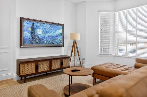 Stunning 2 Bedroom Apartments - City Centre Location, Free WiFi, Free Parking, Spacious Accommodation, Comfort and Style, Freshly Rennovated photo 27