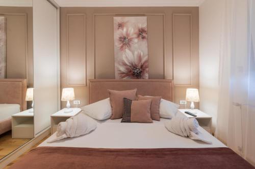 Postel nebo postele na pokoji v ubytování NAR Royalton Apartment #71