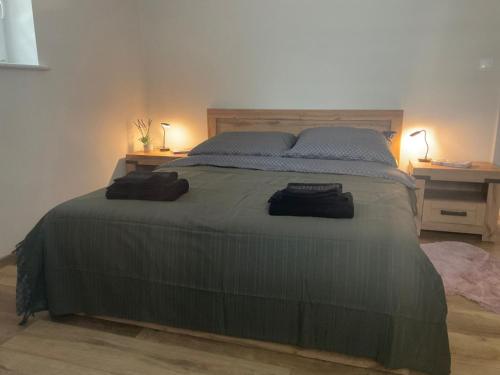 um quarto com uma cama grande com dois sacos em Wiejski Dom w Karkonoszach em Mysłakowice