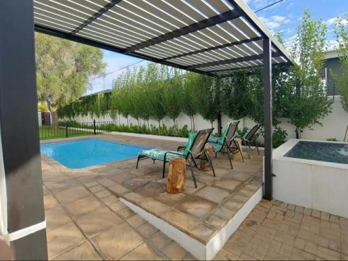 Bazén v ubytování Maxton Boutique Hotel Upington nebo v jeho okolí