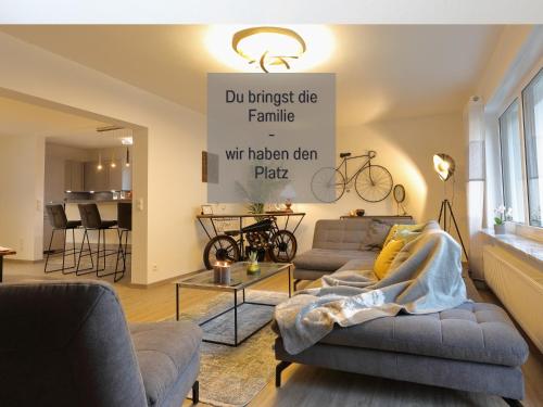 een woonkamer met een bank en een tafel bij Ferienhaus Däschinger Das Zweiradparadies in Mastershausen