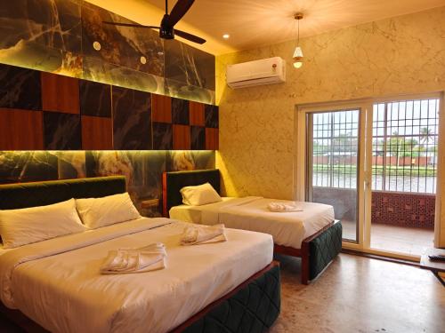 Una cama o camas en una habitación de Estuary Dreamz BOATEL