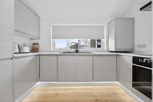 Stunning 2 Bedroom Apartments - City Centre Location, Free WiFi, Free Parking, Spacious Accommodation, Comfort and Style, Freshly Rennovated photo 29