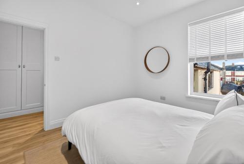 Stunning 2 Bedroom Apartments - City Centre Location, Free WiFi, Free Parking, Spacious Accommodation, Comfort and Style, Freshly Rennovated photo 34