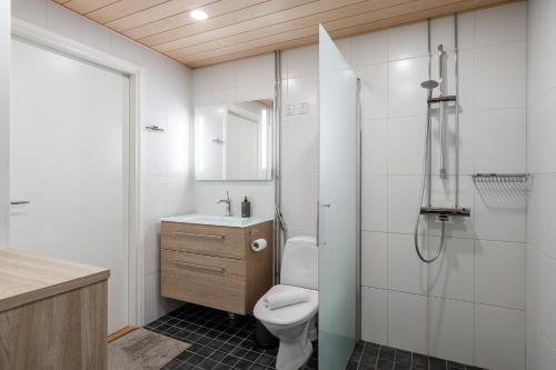 ein Badezimmer mit Toilette und Dusche in der Unterkunft "ESPA" - Modern 1BR Apartment with Sauna, Balcony & Free Parking in Tampere