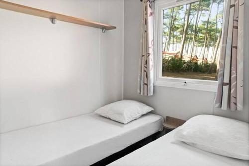 Ένα ή περισσότερα κρεβάτια σε δωμάτιο στο Camping Lac des Vieilles Forges