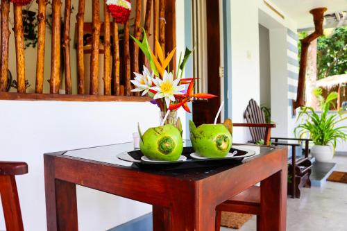 Sky Villa Unawatuna في يوناواتونا: طاولة عليها إناء من الزهور