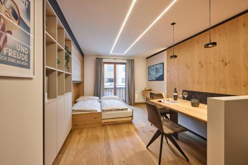 a bedroom with a desk and a bed in a room at Appartements Täli in Lech am Arlberg