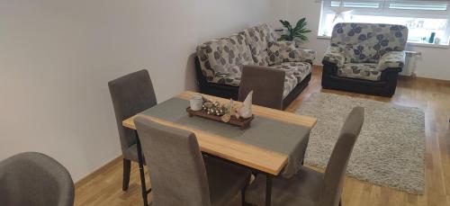 uma sala de estar com mesa de jantar e cadeiras em Jelena Lux 