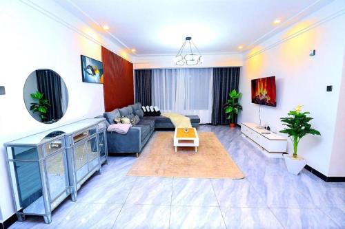 Μια τηλεόραση ή/και κέντρο ψυχαγωγίας στο Hays Suites Hotel