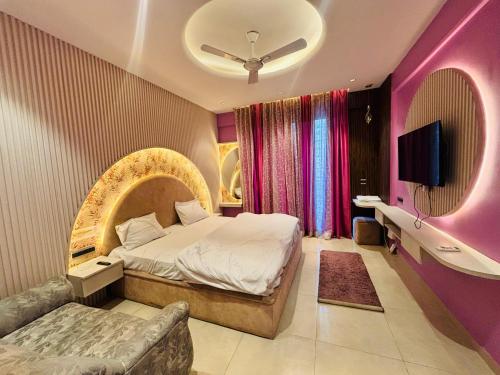 Una televisión o centro de entretenimiento en Urban oasis stay