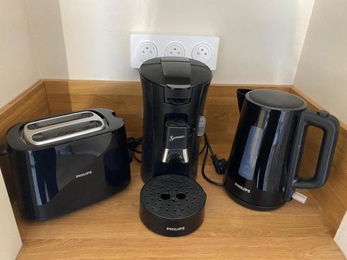 a coffeemaker and a coffee maker on a counter at La parenthèse bleue, loggia et parking in Courseulles-sur-Mer